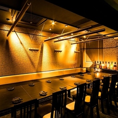 間接照明が優しい、落ち着く個室空間