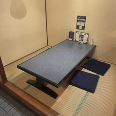【周りを気にせずゆったりくつろげる】シックで落ち着ける雰囲気のお席です♪座敷4名様用が5卓ございます◎囲まれた空間なので、個室感がありゆったりとお食事や会話をお楽しみいただけます！