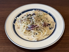 サルシッチャとトレビスのクリームパスタ