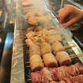 備長炭で丁寧にお焼きしております◎渋谷で美味しい焼鳥とお酒を楽しむなら、鶏なかできまり♪