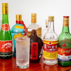 白酒や焼酎も幅広く並ぶ多彩な品揃え