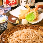 昼はつけ蕎麦やまぜ蕎麦といった珍しい蕎麦スタイルを提案。夜は串天と一緒に、おすすめの酒蔵の日本酒、果実味あふれるサワーやチューハイを楽しむことができる蕎麦居酒屋。名駅スグとアクセスも良いので、会社帰りにお1人でも気軽にお立ち寄りいただけます