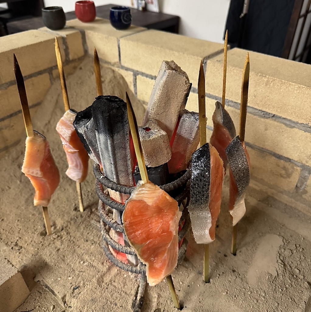 炭火で焼き上げる昔ながらの炉端原始焼きは、香ばしさが際立ち、素材の美味しさを堪能できる一品です