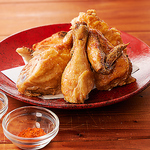 かまどか2大名物"鶏の素揚げ"は肉汁が溢れ柔らかくジューシーな味わい！自慢の鶏料理をご堪能あれ♪