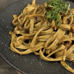 野生の山菜やキノコ、イノシシなどを使用lした料理の写真