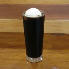 ドリップで慎重に仕上げたアイスコーヒーはコク深い苦み