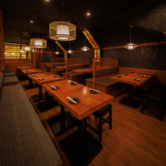 間接照明と和の装飾の数々が洗練された大人な空間を演出しております！扉付き完全個室となっておりますので周りを気にせずお楽しみいただけますよ！当店でゆっくりと羽を伸ばしてご寛ぎくださいませ♪(おでん/居酒屋/川崎駅/飲み放題/完全個室/海鮮/炉端焼き/焼き鳥)