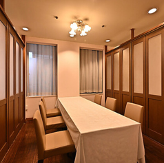 ホテルならではの重厚感あるエントランスを抜けると広がる、和の情緒漂う上質な空間。煌びやかなシャンデリアが迎えるロビーから続き、非日常感あふれるひとときへの期待感を高め、特別な日のお食事を華やかに彩ります。