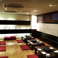 大人数での集まりには店舗全体の貸切利用に対応しております。一体感のある広々とした空間で周囲に気兼ねなく楽しいご宴会をお楽しみいただけます。本郷三丁目駅からのアクセスの良さも抜群で季節のイベントや大型宴会におすすめです。自慢の逸品とお酒を囲み特別な時間をどうぞ。