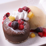 口の中でとろける濃厚なチョコレートケーキ、フォンダンショコラ。贅沢な一口体験をお楽しみください