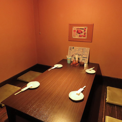 最大2名様までご利用が可能なテーブル席は、カップルでご利用の際にぴったりです。料理やお酒をお楽しみいただくのにぴったりな落ち着きのある空間で、ゆったりとした時間をお過ごしいただけます。料理やドリンクのメニュー数も豊富で、会話を楽しみながらの食事が可能です！大切な方とおいしい鶏料理はいかがでしょうか。