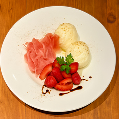 季節フルーツと生ハムとボッコンチーニ