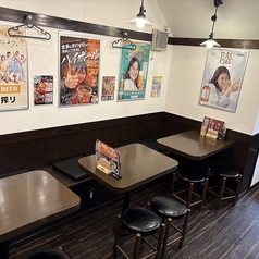 4名様まで着席可能なテーブル席は、ご友人同士や会社帰りの飲み会にピッタリなお席です！広々とした設計で、ゆったりと会話やお食事を楽しんでいただけます。親しい仲間との賑やかな宴会ご利用ください。