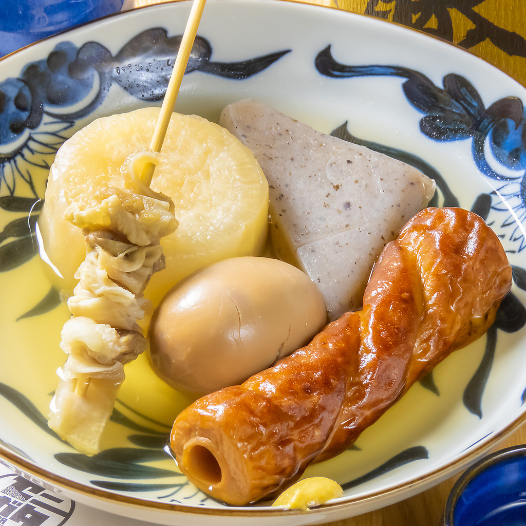 卵や大根など、汁が染みた温かいおでんでホッと一息。季節問わず美味しいおでんをお楽しみください！