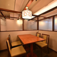 木の温もりを感じるテーブル席は、背もたれが高く仕切られたボックスタイプや半個室風の造り。開放感がありながらも適度な「おこもり感」があり、ご友人とのランチやカジュアルなディナーのご利用におすすめです。