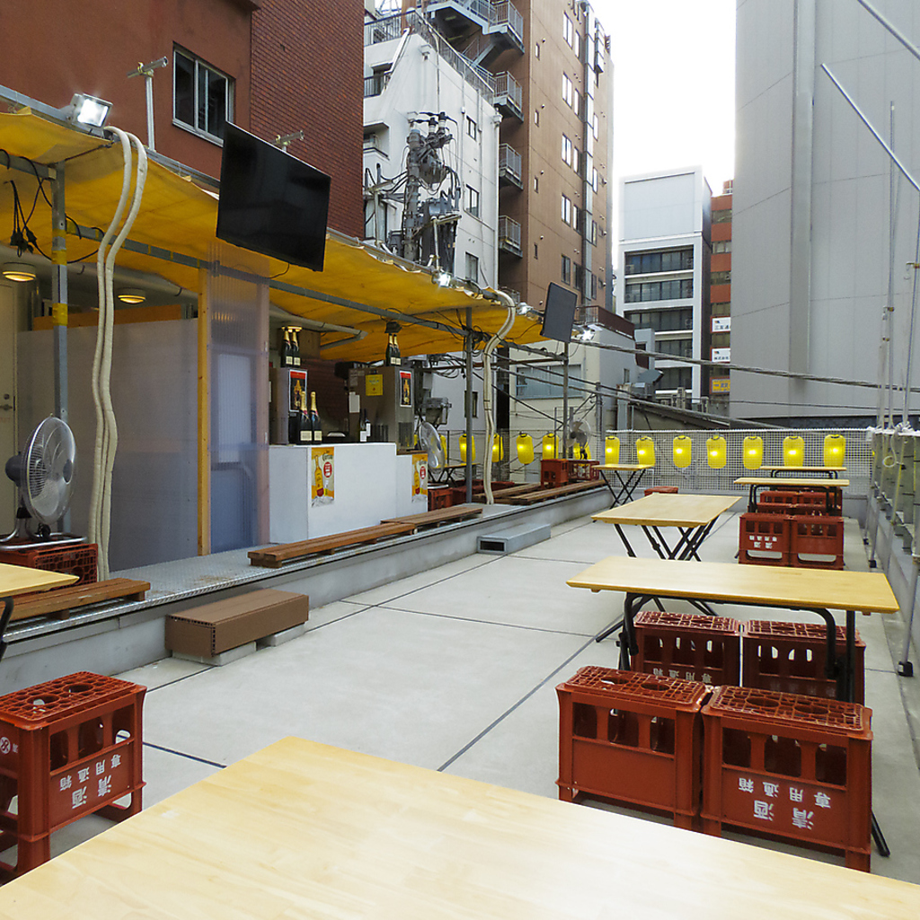 最大30名様までOKな広々とした屋上テラス。夜風を感じながら、仲間と賑やかな宴会を楽しめます◎