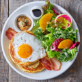 料理メニュー写真&nbsp;熟成ベーコン＆エッグとクラシックパンケーキ