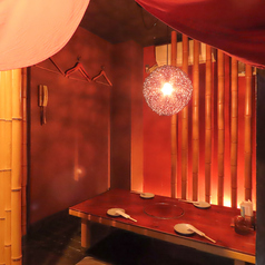 最大3名様でご利用いただけるテーブル席もございます！いつもの居酒屋としてご利用いただけるような明るく落ち着いた空間づくりにこだわっております。料理もドリンクもメニュー数が豊富で毎日来ても飽きないような工夫を凝らします。当店はすべてのお席での喫煙が可能なのもうれしいポイント☆※苦手な方はご相談ください