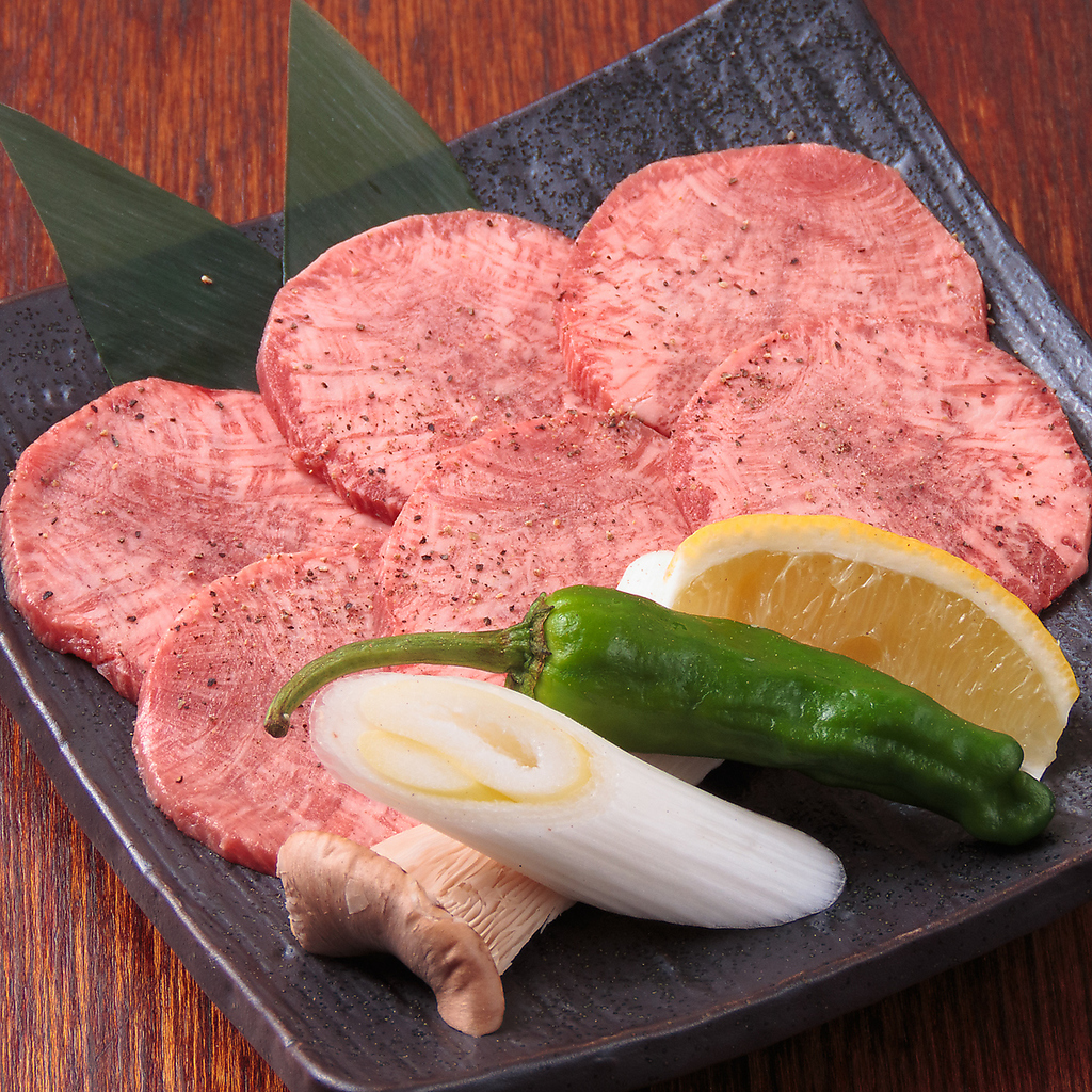 当店自慢の牛タンをはじめ、カルビやロース、ホルモンもございます。厳選した数々のお肉を楽しんで