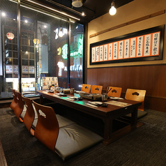 6名様まで座れる掘りごたつのお席です♪ゆったりとした空間で他のお客様を気にせず、会社宴会や忘新年会、女子会、サークル飲み会などのご宴会にも最適です。当店自慢の料理と種類豊富なドリンクでゆっくりご宴会をお楽しみください。幹事様の下見や席予約も大歓迎です!詳細は店舗までお気軽にお問い合わせくださいませ。