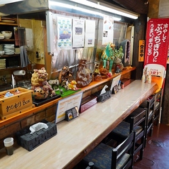 お一人様でも気兼ねなく過ごせるカウンター席を5席完備しております。職人が目の前で焼き上げる調理の様子を間近に眺めることができ、炭火の香ばしい香りと活気をダイレクトに感じられる特等席です。仕事帰りのちょい飲みや、大将との会話を楽しみながら自分だけの時間を満喫したい時にぜひご利用ください。