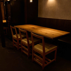 落ち着いた雰囲気のスタンダードなテーブル席。横浜駅近くでのお仕事帰りの一杯や、ご友人との普段使いにぴったりです。自慢の炉端料理と種類豊富な飲み放題コースを心ゆくまでご堪能ください。レイアウト変更可能なテーブル席となっておりますので、ご要望ございましたらお気軽にご連絡ご相談ください。