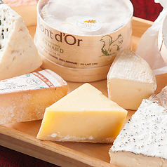【チーズ好きなら】常に10種類以上のチーズをご用意しております。の写真