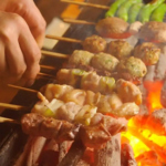 【名物の串焼☆】炭火でじっくり焼いた串焼は外せません！絶品の串とビールの相性◎間違いなしです！