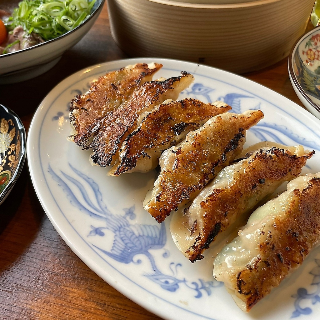 あなたはにんにくマシマシ派？ナシナシ派？その日の気分でお選びいただける餃子はテイクアウトもOK！