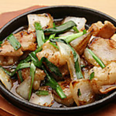 【おすすめ】鉄板生ホルモン炒め