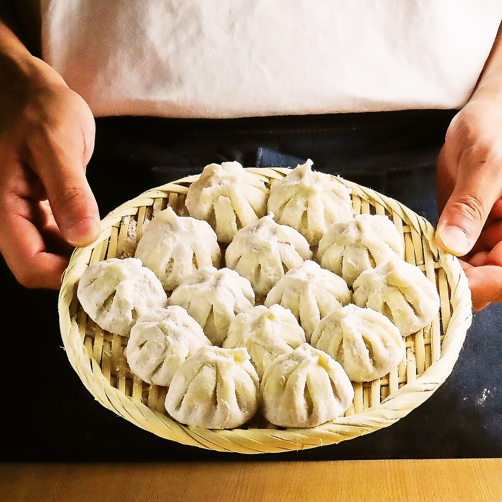 こだわりの小籠包や自慢の串焼き、みんなでシェアできる唐揚げやポテトなど多彩なメニューが勢揃い！