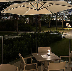 夜はムーディーな照明が灯り、幻想的な雰囲気に包まれるテラス席。ライトアップされた公園と遠くに見える街の夜景を眺めながら、特別なコーヒーカクテルで大人な時間をお過ごしください。