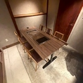 3～7名様まで対応可能の、周りの視線を一切気にせずゆったりとリラックスして過ごせる個室のお席です。大切な記念日のお祝いや、特別なお客様をお招きしてのビジネスシーン、おもてなしの接待など、あらゆる重要なお集まりに最適な、上質でプライベート感溢れる極上の空間です。