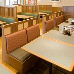 広々とした店内落ち着いたテーブル席です。人数に応じてお席をご用意いたします。※店舗により部屋の配置・席数が異なる場合がございます