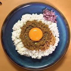 粗挽き牛肉の卵黄スパイスキーマ