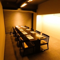 宴会に最適な広々としたテーブル椅子席