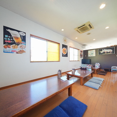 店内奥には、靴を脱いで足を伸ばせるお座敷席を完備しております。小さなお子様連れのご家族でも周りを気にせず、ゆったりとお食事をお楽しみいただけます◎貸切も可能なので、各種ご宴会にもぴったりです。人気のお席ですので、ご利用の際はぜひご予約ください♪