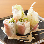 クリーミーな幸せと塩気のハーモニーが絶妙な春巻きが織りなす沖縄の宴！味わい深いひと時をどうぞ♪