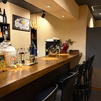 落ち着いた空間でゆったりお酒を味わえるカウンター席