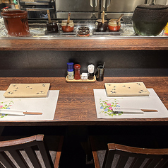 新宿の隠れ家のような居酒屋で、カウンター席から季節の手作りおばんざいを堪能しながら、全国各地の銘酒を楽しむことができます。オシャレでありながらリラックスできる雰囲気が魅力的です。焼鳥やお鍋を味わうひとときは、心地よい時間を演出します。友人や大切な人との楽しいひとときを、ぜひここでお過ごしください。