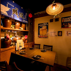 １Fテーブル席、沖縄情緒あふれる店内でゆったり♪
