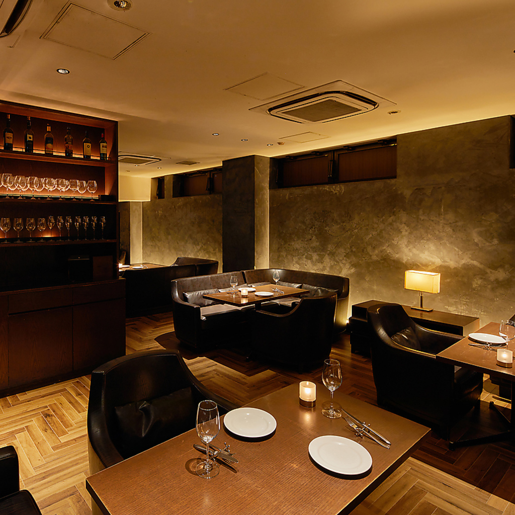 店内奥はシックな黒ソファのラグジュアリー空間。こちらでは45名様までのパーティ可能！