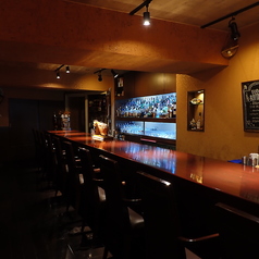 【カウンター席（～10名様）】プロの技を目の前で楽しめる特等席10名様までご利用いただけるカウンター席は、プロのバーテンダーによる技を目の前でご覧いただける特等席です。心地良いJAZZやバラードのサウンドに耳を傾けながら特別な時間をお過ごしください。