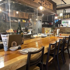 一枚板の贅沢なカウンター席は、お一人様でも気兼ねなくご利用いただけます♪職人の技を間近で見ながら、ゆったりと自分だけの時間を満喫してください。心地よい空間で、心ゆくまでお食事とお酒をお楽しみいただけます。