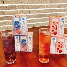 2種のハーブティーは見た目も鮮やかで美味!