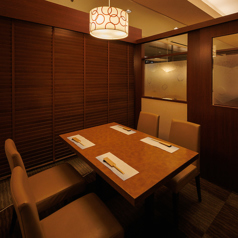 JR日立駅から徒歩約6分の好立地。「ひたちオーシャンビュー ホテル＆リゾート」内に構える当店は、駅近ながらも喧騒を離れた大人の隠れ家です。観光の拠点としてはもちろん、ビジネスの合間にも立ち寄りやすいロケーションです