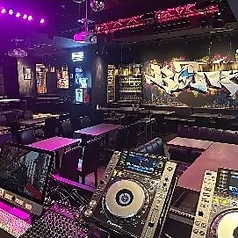 【ハイチェアのテーブル席】広々としていてスタイリッシュな店内には、75名様までご利用可能なテーブル＆チェアやソファを配置。目の前にある200インチの大画面プロジェクターで、さまざまな演出をお楽しみいただけます。スポーツ好きにもおすすめです♪
