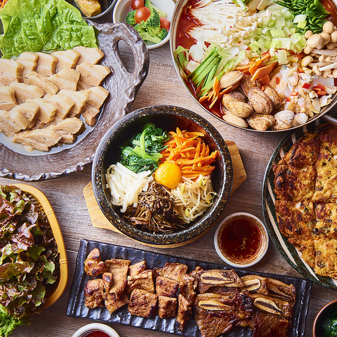 創業16年目の当店には、伝統家屋をイメージした店内で本格韓国料理を味わえます。