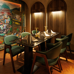 店内には大理石模様のテーブルが整然と並び、シックで上品な雰囲気を演出。落ち着いた照明が料理を美しく引き立て、特別なディナーにも最適です。鉄板焼きながらもカウンターではなくテーブルスタイルで、ゆったりと語らいながら食事をお楽しみいただけます。