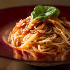 バジル香るベーコンのトマトソースパスタ